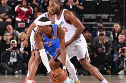 开云体育-快船遭遇雷霆绝杀，客场失利连败延续