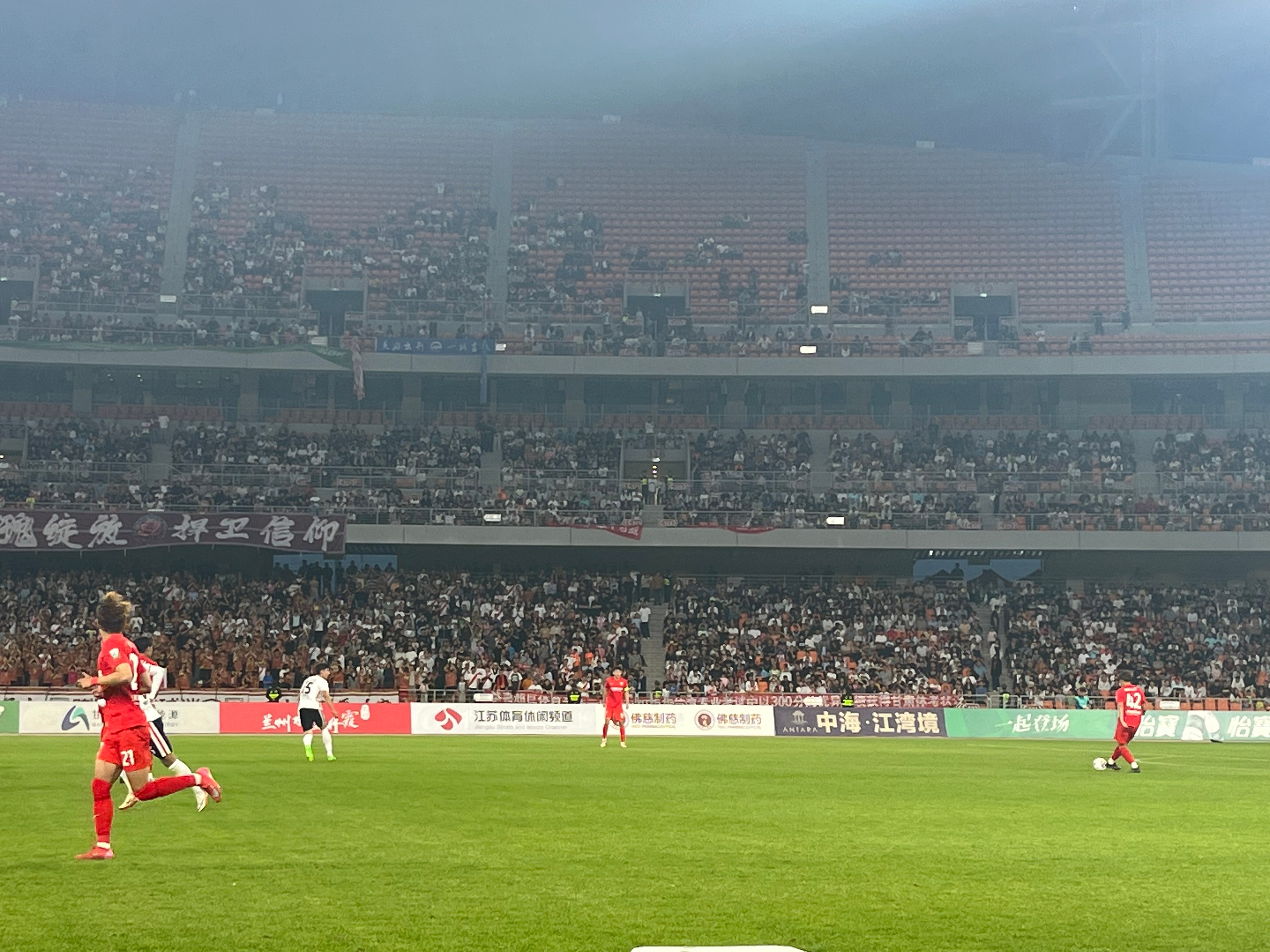 场上硝烟四起，精彩比赛赢得观众掌声的简单介绍