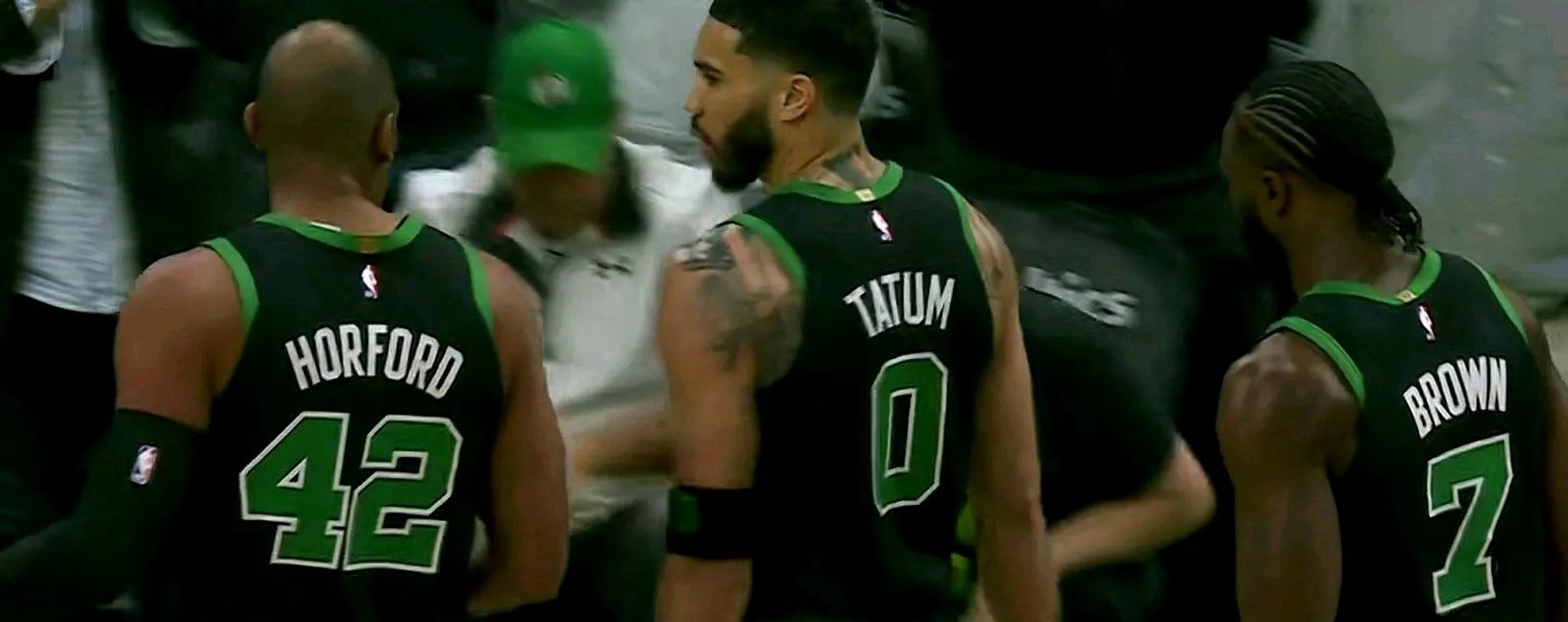 包含凯尔特人险胜凯尔特人B队，威斯布鲁克三分雨点燃全场的词条