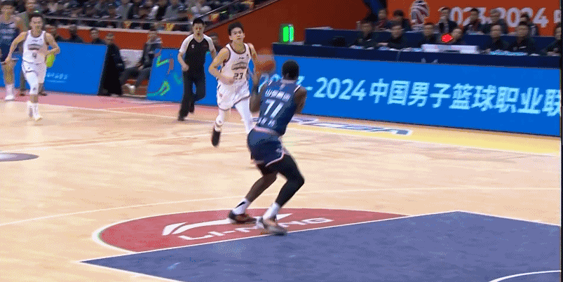 CBA惊险逆转取胜，粉丝狂欢不已